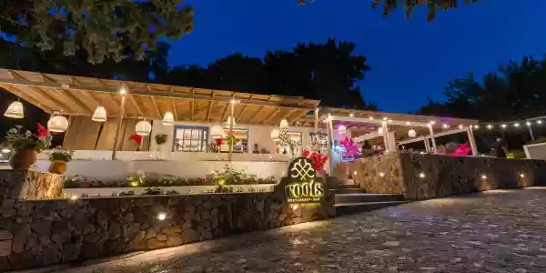 Roots Restaurant & Bar