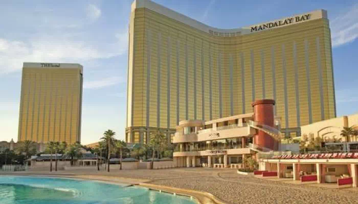 MandalayBayBeach_Wideshot_63712_low-370